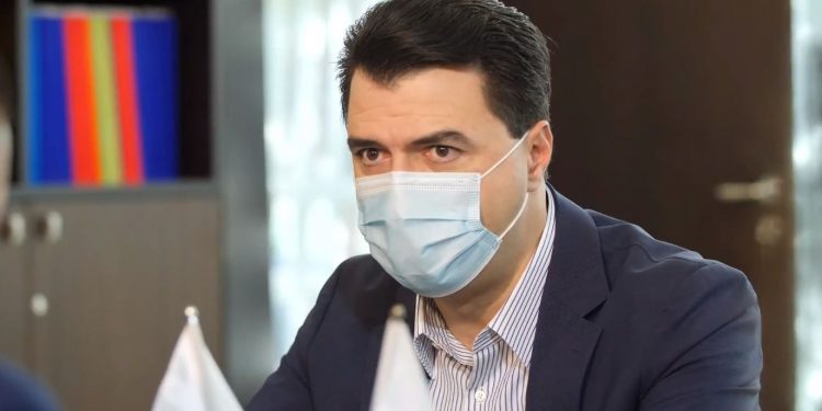 PD GAFË ME TAKIMIN E BASHËS/ Kreu i PD lëviz buzët, por zëri është i një gruaje (VIDEO)