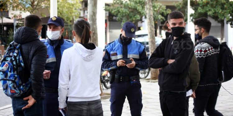 PA MASKA DHE RRUGVE GJATË ORËS 22:00/ Ja sa qytetarë janë gjobitur gjatë 24 orëve për mos rrespektim të rregullave anti-COVID