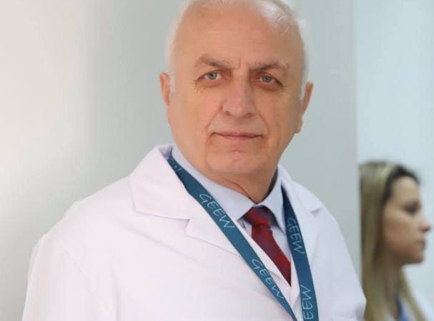 NDËRRON JETË TEK INFEKTIVI MJEKU I NJOHUR/ Manastirliu: Humbje e madhe, s’ia doli dot në betejën me virusin e pabesë