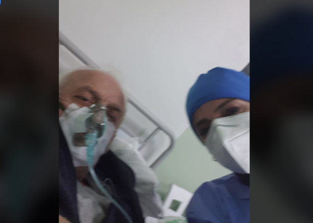 “PO BËJNË GJITHÇKA PËR TË MË SHPËTUAR”/ Mjeku i infektuar me Covid-19 poston FOTON nga spitali me maskën e oksigjenit