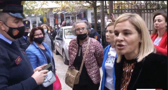 Loja e Monika Kryemadhit për ta shndërruar maskën e COVID-19, në fletë votimi