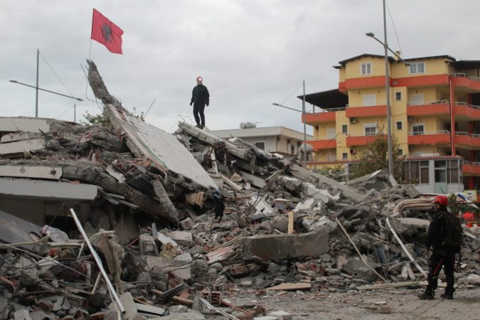 “TËRMETI I 26 NËNTORIT TRONDITI VENDIN”/ Zëri i Amerikës: Sot parlamenti mbajti 1 minutë heshtje, rindërtimi vazhdon