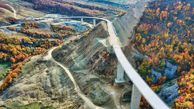 AKSI I RI QUKËS-QAFË PLLOÇË/ Rama nxjerr FOTOT: Ura spektakolare po merr formën përfundimtare