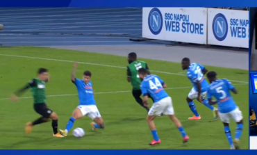 E ÇUDITSHME/ Arbitri vendos pas 1 minute falë VAR! Sassuolo befason Napolin me penallti (VIDEO)