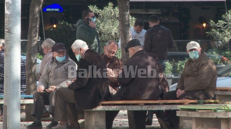 URDHRI I RI NDALON MBLEDHJET GRUP/ Të moshuarit në Tiranë e “thyejnë” për… domino e tavëll