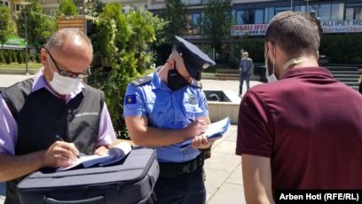 THYEN MASAT KUNDËR KORONAVIRUSIT/ Doli shëtitje në Prishtinë, i infektuari me COVID-19 e pëson nga policia