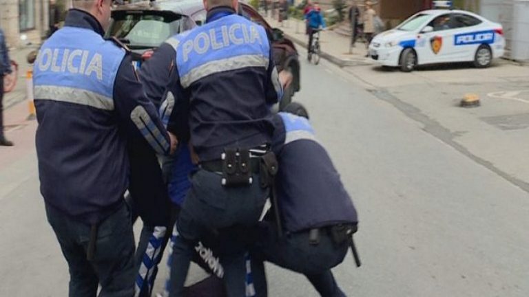 PLAS SHERRI NË POGRADEC MES 4 PERSONAVE/ Të rinjtë dhunojnë policët që ndërhyjnë për t’i ndarë, arrestohen