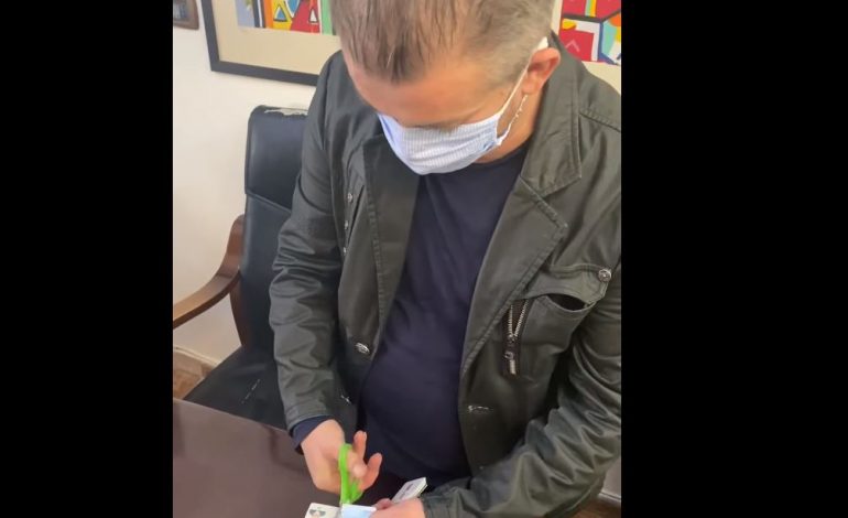 VIDEO QË PO BËN XHIRON E RRJETIT/ Anëtari i LSI nuk “mban më”, mbledh kartat e Njësisë 2 në Tiranë dhe i pret me gërshërë
