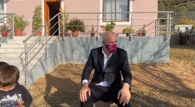 “SA HERË I KEMI RËNË 127 NA KA ARDHUR NË NDIHMË”/ Rama në banesën e rindërtuar nga tërmeti: Mjekët janë heronj…