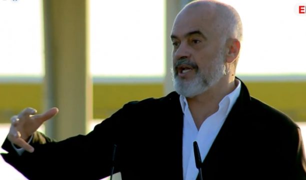 POSTON PAMJE NGA SPITALI COVID/ Rama: Turp e përsëri turp, kush përhap panik tek njerëzit me shpifje për “kolapsin” në spitale (VIDEO)