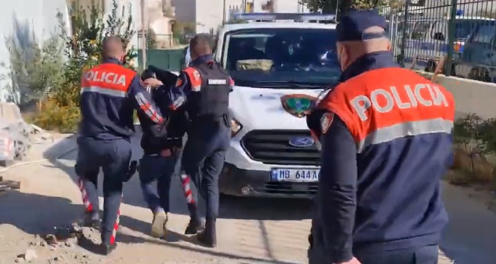 SHERR MES DY VËLLEZËRVE NË FIER/ Godasin njëri-tjetrin me sende të forta. Policia zbardh ngjarjen