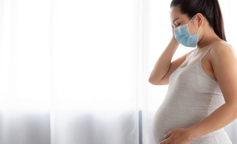 GRATË SHTATZËNA ME COVID-19/ Më të rrezikuara nga forma të rënda të sëmundjes dhe lindja e parakohshme