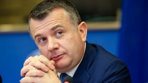 “ZHURMA NUK PROVON ASGJË”/ Balla i kundërpërgjigjet Kryemadhit: Shpesh një pulë që ka bërë thjeshtë një vezë, kakarit…