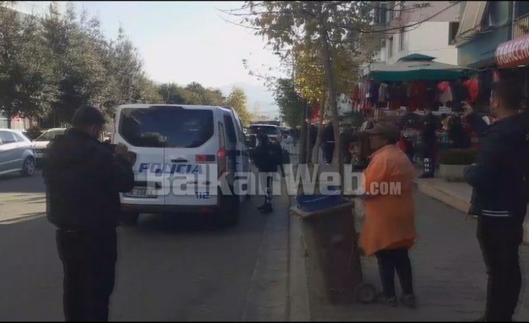 TË SHTËNAT ME ARMË DREJT MAKINËS NË ELBASAN/ Del EMRI, ja kush është shënjestra e atentatit (DETAJET)