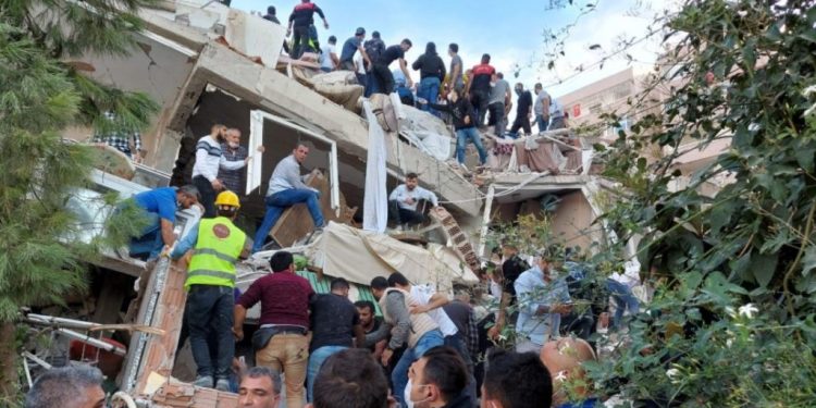 TËRMETI SHKATËRRIMTAR NË TURQI/ Bilanci vijon tË thellohet. 60 viktima dhe mbi 900 të plagosur