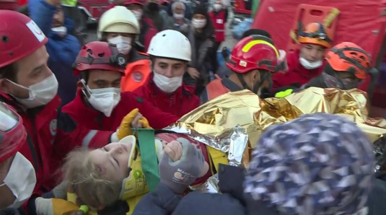 NË TURQI NDODH MREKULLIA/ E plagosur nën rrënoja, vajza 3 vjeçe shpëtohet 65 orë pas tërmetit (VIDEO)
