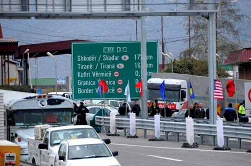 KARANTINA GJATË FUNDJAVËS/ Kosovarët nisen drejt Shqipërisë. Radhë e gjatë mjetesh në kufi