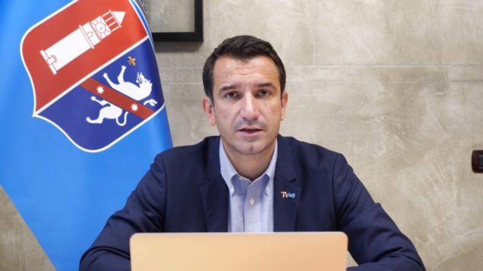 NUK LË PA PËRGJIGJE KRYEMADHIN DHE TABAKUN/ Veliaj nxjerr VIDEON: S’bënë asnjë shkollë të re si PD-LSI gjatë gjumit të përbashkët