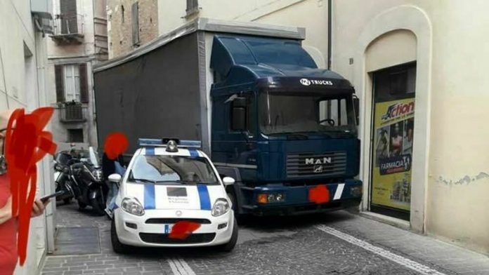 TË BARABARTË PËRPARA LIGJIT/ Kur makina e policisë gjobitet nga… kolegët