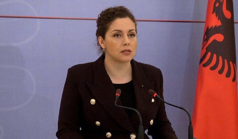 URON FESTËN E PAVARËSISË/ Olta Gixhari: Flamuri ynë valëvitet në çdo cep të botës përmes heronjve tanë…
