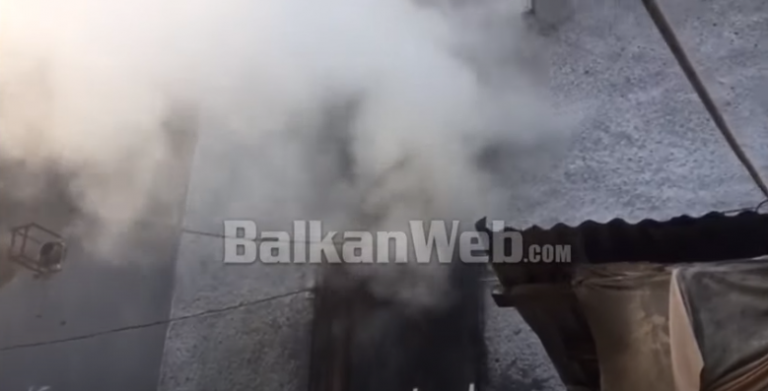 ZJARR NË DYQANIN E TEKSTILEVE NË POGRADEC/ Shkak rrjedhja e bomblës së gazit (VIDEO)