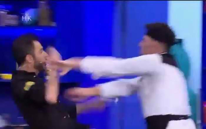SKANDALI/ Degjeneron sherri në emision: Konkurenti qëllon Renato Mekollin: Na çave… (VIDEO)