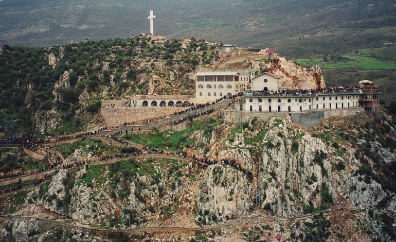 VIZITAT TEK KISHA E LAÇIT DHE…HUDHRA/ Si po kërkojnë shqiptarët të mbrohen nga COVID