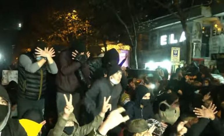 “RROFTË SALI BERISHA”/ Protestuesit me dy gishtat lart i drejtohen…