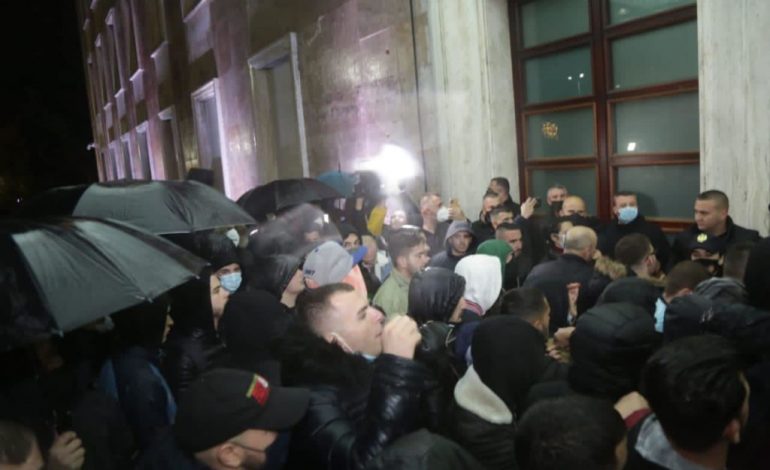 SHËNIM/ Dhuna që ndodh pasi nxitet prej yshtësve mediatikë