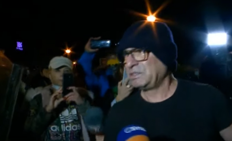 PROTESTA/ Në shesh dhe Robert Budina. I drejtohet policëve: Ju na detyruat t’ju gjuajmë me gurë