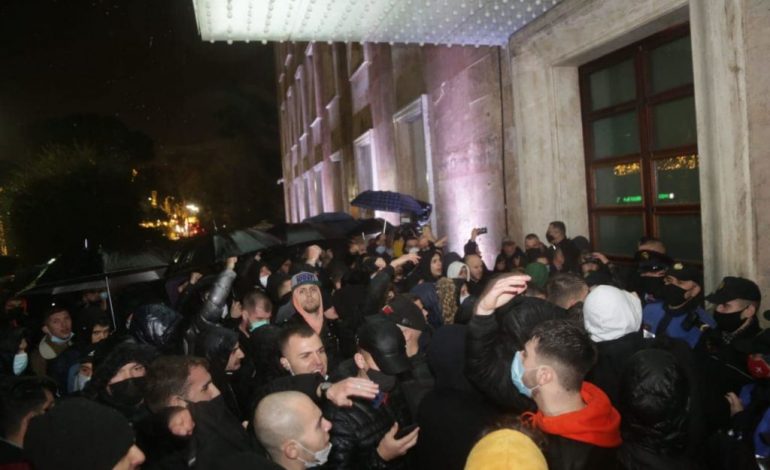 PAMJET/ Përshkallëzon situata. Protestuesit tentojnë të futen brenda në Kryeministri