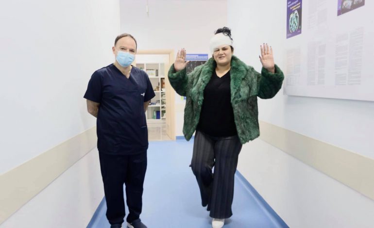 NDËRHYRJA MË E RRALLË NEUROLOGJIKE NË QSUT/ Manastirliu publikon FOTON: Krenare për mjekët…