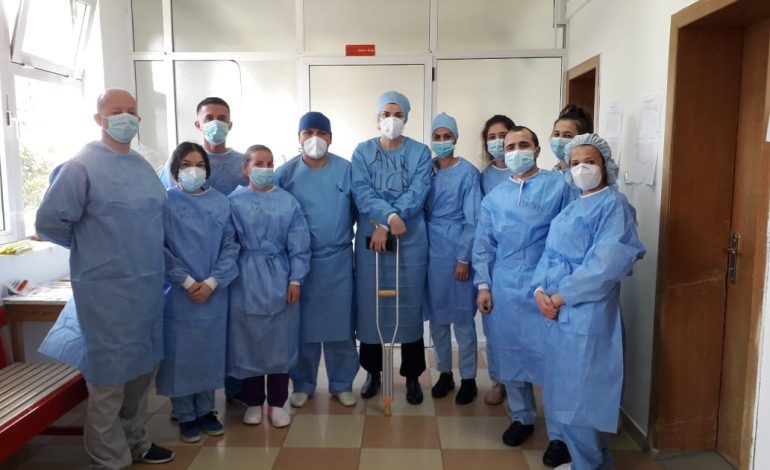 FOTO E DITËS/ Infermierët brenda Infektivit UROJNË Krishtlindjen: Pavarësisht të gjithave, ne jemi… (MESAZHI)