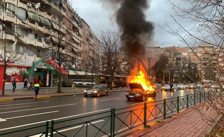 PAMJET EKSKLUZIVE/ Makina merr flakë në ecje në mes të Tiranës. Qytetarët…