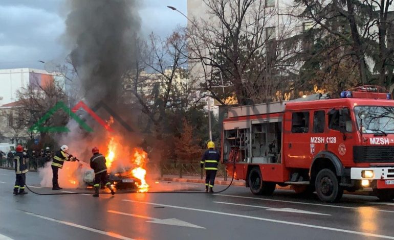 MAKINA MERR FLAKË NË MES TË TIRANËS/ Zbulohet SHKAKU. Drejtuesja po ecte kur… (PAMJET NGA VENDNGJARJA)