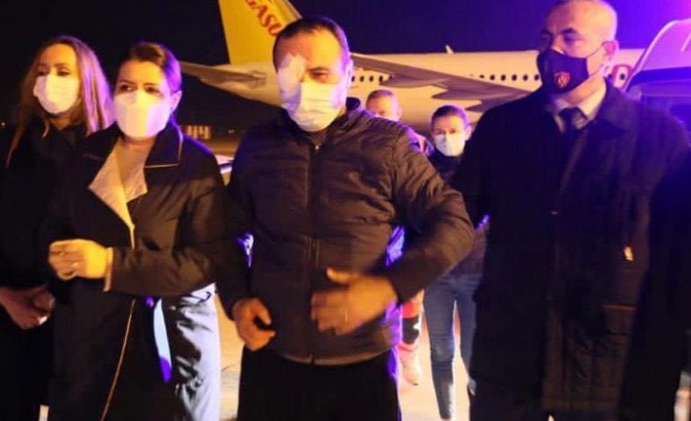 DALIN PAMJET/ Momenti kur EFEKTIVI I PLAGOSUR në protestë niset drejt Turqisë (POSTIMI I RAMËS)