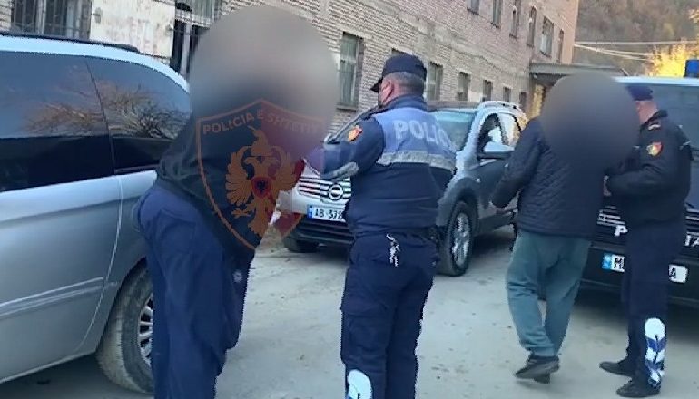 KISHTE STREHUAR 28 EMIGRANTË TË PALIGJSHËM…/ Policia arreston njërin prej autorëve, në kërkim 2 të tjerë