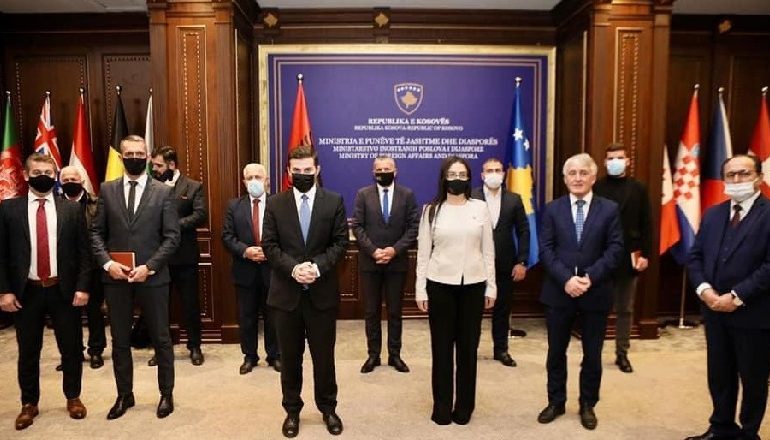 NËNSHKRUHET MARRËVESHJA/ Shqipëria dhe Kosova do të kenë një hapësirë të përbashkët konsullore në Strugë