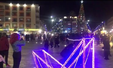 ATMOSFERA FESTIVE/ Fieri ndez dritat e pemës së Vitit të Ri (VIDEO)