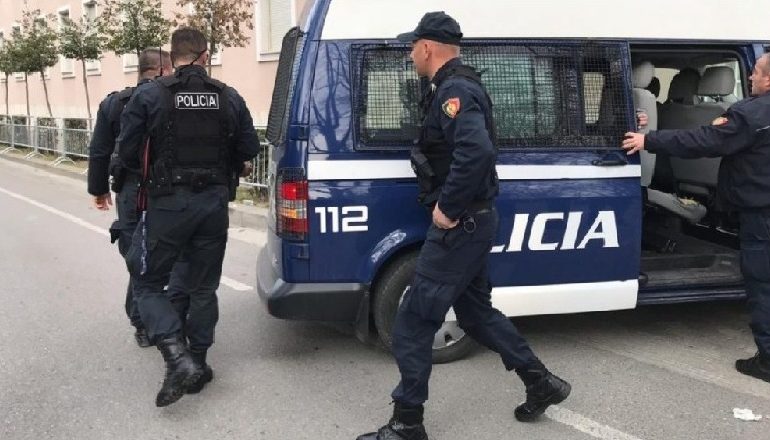 PO TRANSPORTONTE EMIGRANTË TË PALOGJSHËM/ Arrestohet 43-vjeçari në Gjirokastër