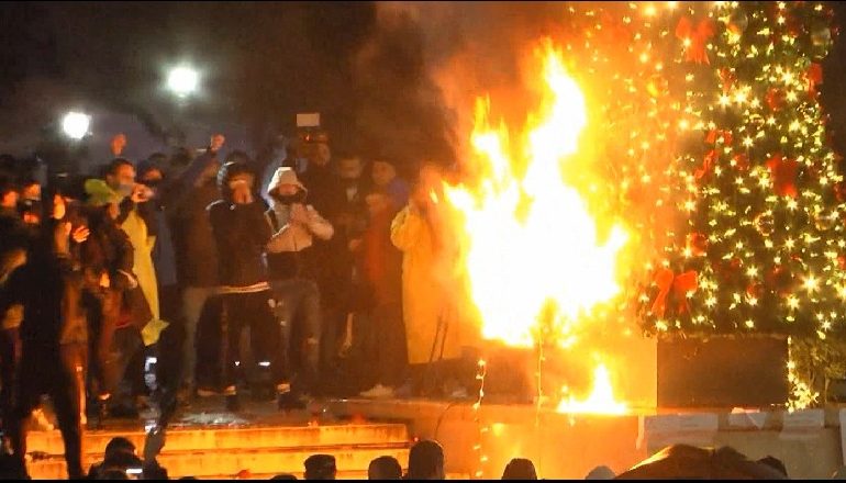 TENSIONE/ Protestuesit DJEGIN pemën tek Kryeministria