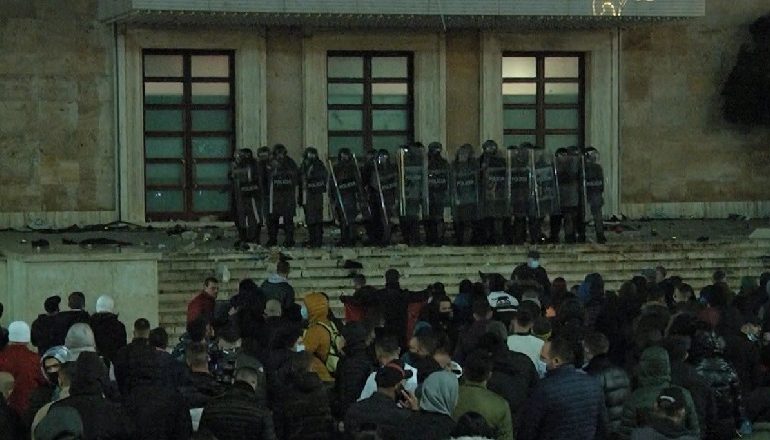 TENSIONET NË PROTESTË/ Tetë policë PLAGOSEN dhe dërgohen në spital
