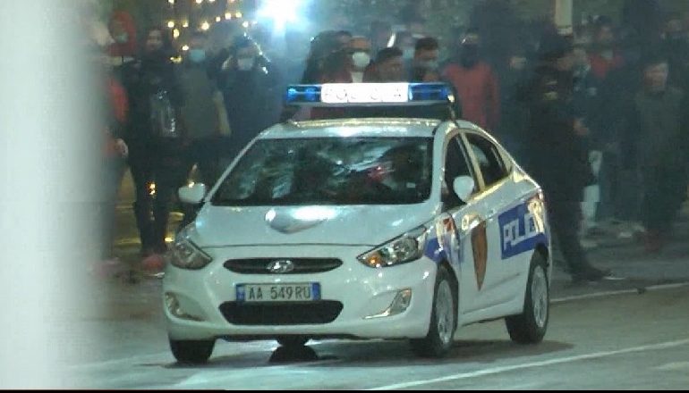 I THYEJNË XHAMAT/ Protestuesit sulmojnë dy makinat e Policisë të parkuara në Bulevard