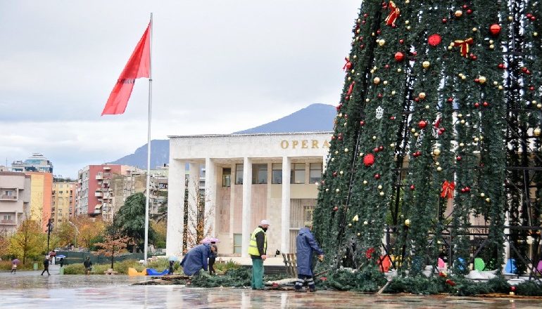 PAS PROTESTËS “SHKATËRRUESE”/ Punonjës të shumtë të Bashkisë së Tiranës rikthyen në normalitet qytetin