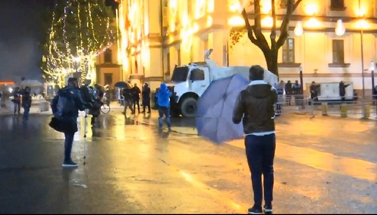 PËRSHKALLËZON SËRISH PROTESTA/ Dalin autobotet me ujë për të shpërndarë turmën