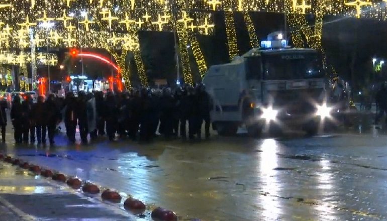 TENSIONE NGA PROTESTUESIT/ Godasin sërish drejt efektivëve