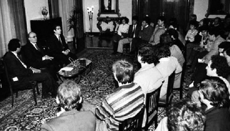 DOSSIER/ Kur ‘Zëri i Popullit’ njoftonte shkarkimin e gjysmës së Byrosë Politike dhe takimin e Ramiz Alisë me…