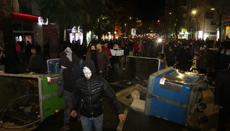 PROTESTAT QË SHKATËRRUAN QYTETIN/ Gjykata vendos arrest për tre të ndaluar gjatë tubimit