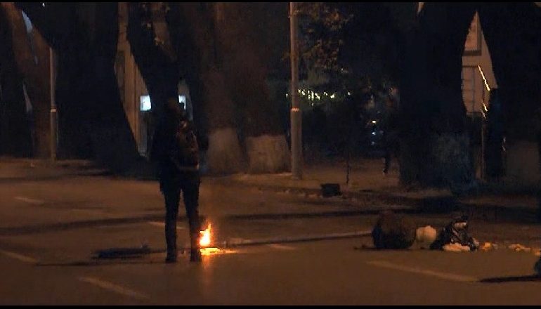DITA E KATËRT E PROTESTËS/ Protestuesit pranë drejtorisë së policisë Tiranë, rrëzojnë sinjalistika rrugore
