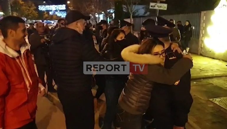 MBYLLET PAQËSISHT PROTESTA PËR VRASJEN E KLODJAN RASHËS NË DURRËS/ Të rinjtë përqafojnë dhe u japin dorën policëve (VIDEO)